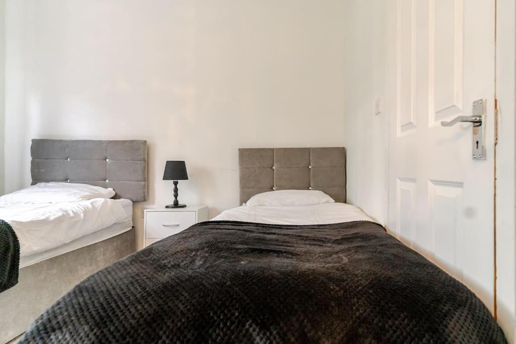 A&S Properties, No Guest Fees, Bank Transfe Deposit Available Вулвергемптон Экстерьер фото